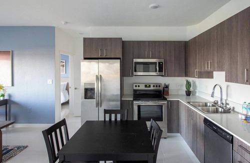 Naranja Apartment | Landing | Chic 2BD, Pool, Gym