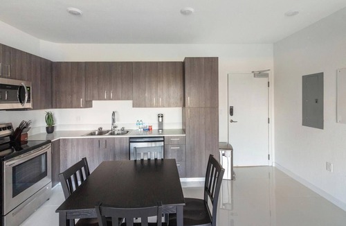 Naranja Apartment | Landing | Chic 2BD, Pool, Gym