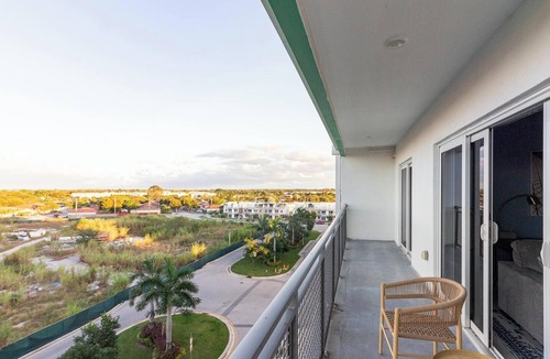 Naranja Apartment | Landing | Chic 2BD, Pool, Gym