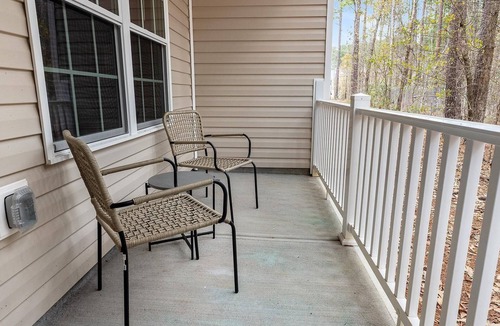 Bloomingdale Apartment | Landing | Chic 2BD, Pool, Gym
