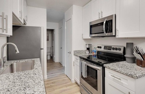 DeSoto Apartment | Landing | Chic 2BD, Pool, Tennis Court