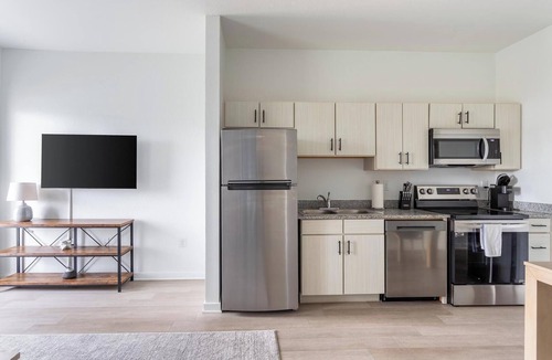 Lakeland Apartment | Landing | Chic 2BD, Pool, Gym