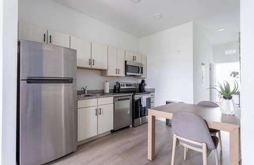 Lakeland Apartment | Landing | Chic 2BD, Pool, Gym