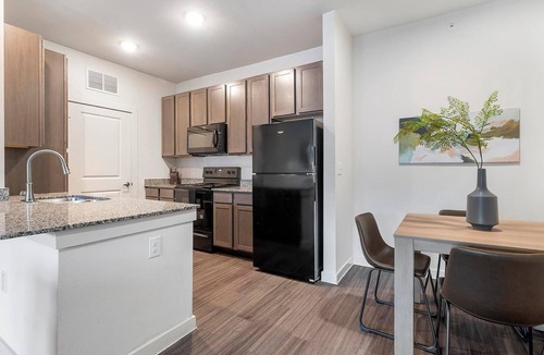 Lockhart Apartment | Landing | Chic 2BD, Pool, Gym