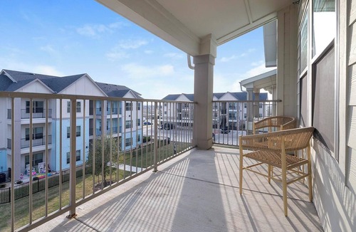Lockhart Apartment | Landing | Chic 2BD, Pool, Gym