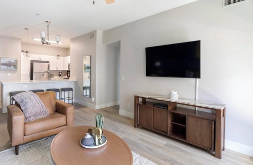 Rhodes Ranch Apartment | Landing | Chic 2BD, Gym, Clubhouse