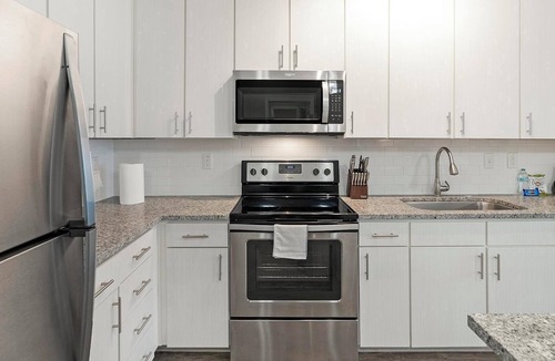 Land O' Lakes Apartment | Landing | Chic 2BD, Pool, Gym