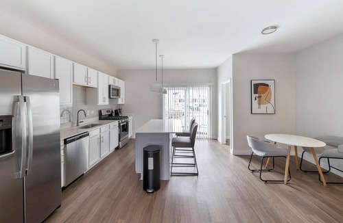 Willow Springs Apartment | Landing | Chic 2BD, Pool, Gym