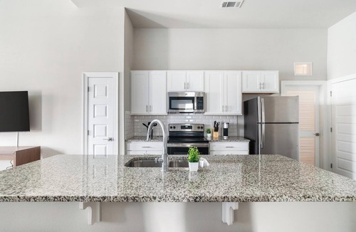 Harvey Apartment | Landing | Chic 3BD, Gym, Clubhouse