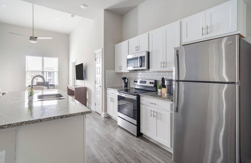 Harvey Apartment | Landing | Chic 3BD, Gym, Clubhouse