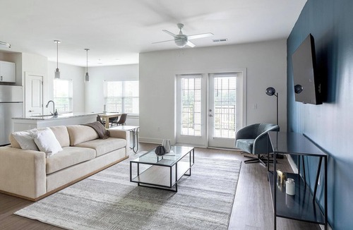 Athens Apartment | Landing | Chic 3BD, Gym, Pool
