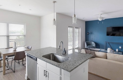 Athens Apartment | Landing | Chic 3BD, Gym, Pool