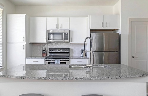 Waller Apartment | Landing | Chic 3BD, Gym, Pool