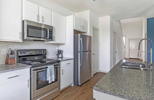 Waller Apartment | Landing | Chic 3BD, Gym, Pool