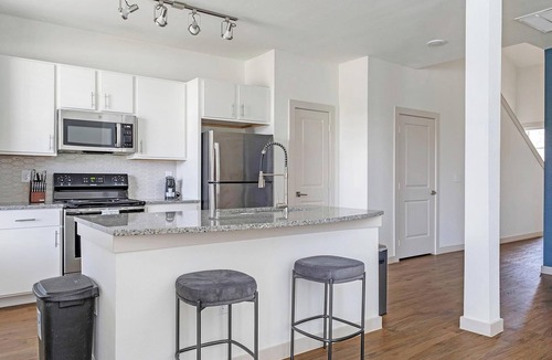 Waller Apartment | Landing | Chic 3BD, Gym, Pool