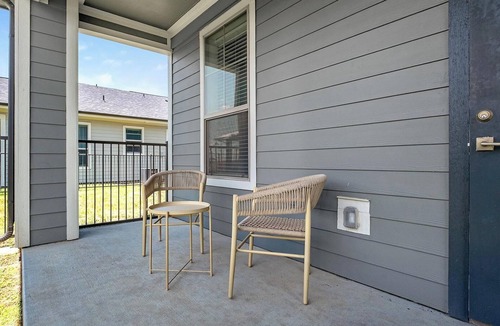 Waller Apartment | Landing | Chic 3BD, Gym, Pool