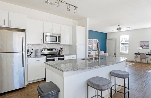 Waller Apartment | Landing | Chic 3BD, Pool, Gym