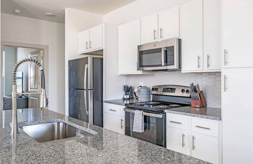 Waller Apartment | Landing | Chic 3BD, Pool, Gym