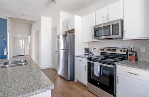 Waller Apartment | Landing | Chic 3BD, Pool, Gym