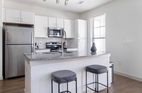 Waller Apartment | Landing | Chic 3BD, Pool, Gym