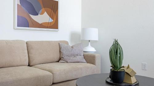 Waller Apartment | Landing Chic 3BD Pool Gym