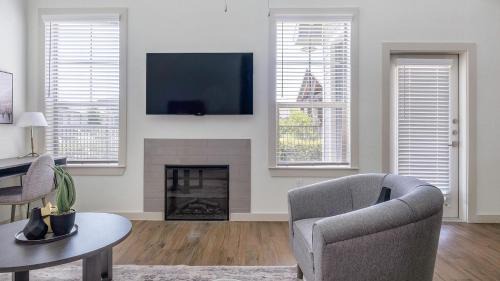 Waller Apartment | Landing Chic 3BD Pool Gym
