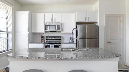 Waller Apartment | Landing Chic 3BD Pool Gym