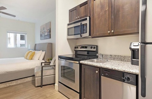 Pearl District Apartment | Landing | Chic Studio, Gym, Courtyard