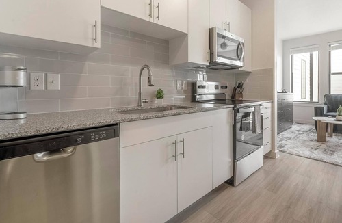 Sweetbriar Apartment | Landing | Chic Studio, Gym, Pool