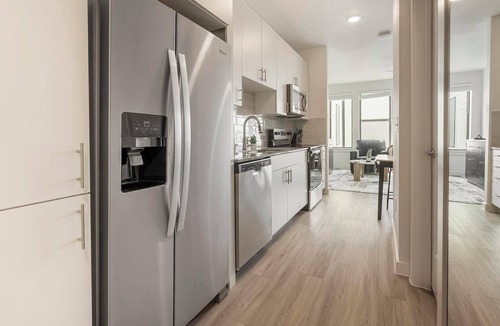 Sweetbriar Apartment | Landing | Chic Studio, Gym, Pool