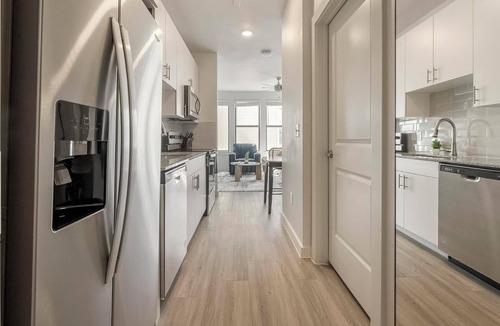 Sweetbriar Apartment | Landing | Chic Studio, Gym, Pool