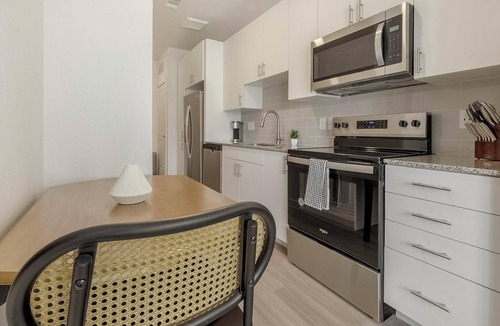Sweetbriar Apartment | Landing | Chic Studio, Gym, Pool