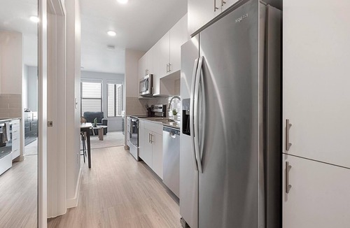 Sweetbriar Apartment | Landing | Chic Studio, Gym, Pool