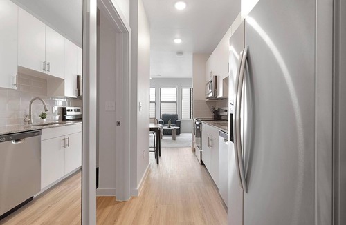 Sweetbriar Apartment | Landing | Chic Studio, Gym, Pool