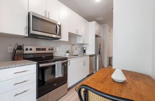 Sweetbriar Apartment | Landing | Chic Studio, Gym, Pool