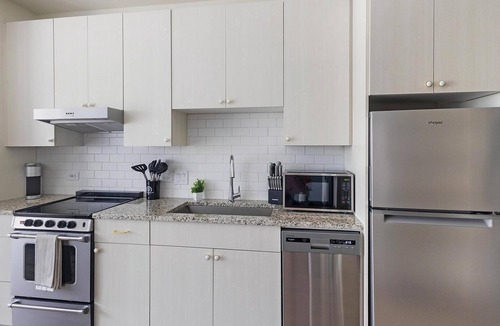 Addicks Apartment | Landing | Chic Studio, Gym, Courtyard