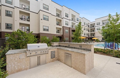 Addicks Apartment | Landing | Chic Studio, Gym, Courtyard