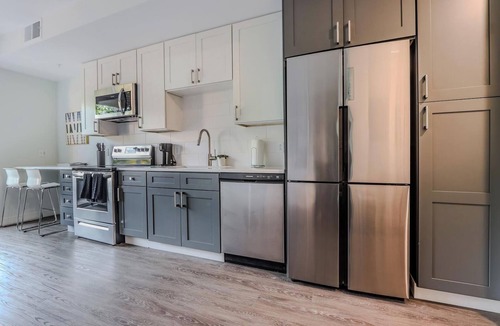 Ithaca Apartment | Landing | Chic Studio, Gym