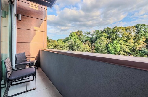 Ithaca Apartment | Landing | Chic Studio, Gym