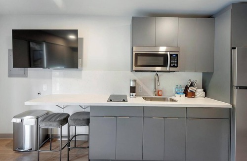 Hermitage Apartment | Landing | Chic Studio in Downtown Hermitage