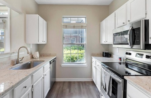 West Dallas Apartment | Landing | Chic Studio in Kessler Park