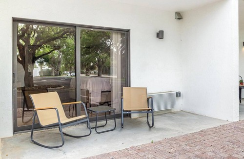 Golden Gate Apartment | Landing | Chic Studio, Yoga Studio, Courtyard