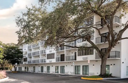 Golden Gate Apartment | Landing | Chic Studio, Yoga Studio, Courtyard