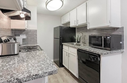Southside Apartment | Landing | Chic Studio, Pool, Clubhouse