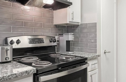 Southside Apartment | Landing | Chic Studio, Pool, Clubhouse