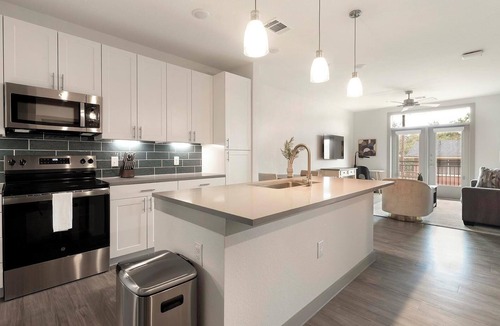 MLK Apartment | Landing | Incredible 1BD, Courtyard, Gym