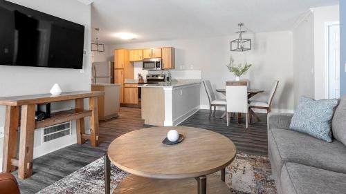 Eureka Apartment | Landing Incredible 2BD Pool Gym