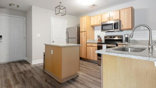 Eureka Apartment | Landing Incredible 2BD Pool Gym