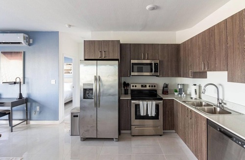 Naranja Apartment | Landing | Incredible 2BD, Gym, Pool