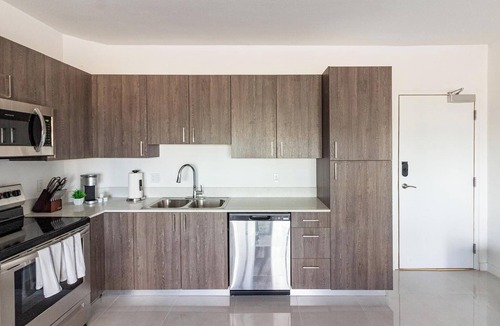 Naranja Apartment | Landing | Incredible 2BD, Gym, Pool